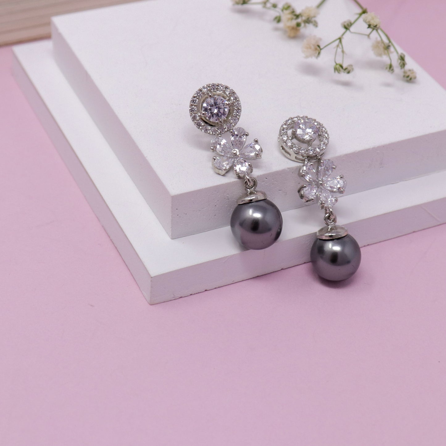 BLOOMING BEAUTY WITH COLOR PEARL EARRING
