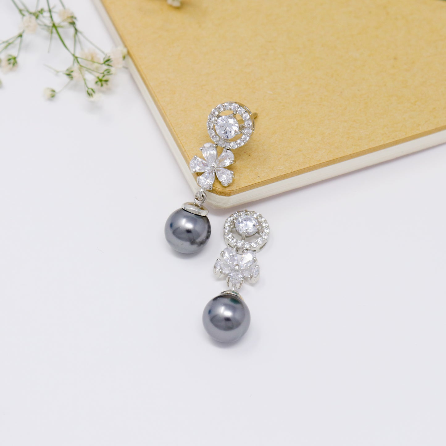 BLOOMING BEAUTY WITH COLOR PEARL EARRING