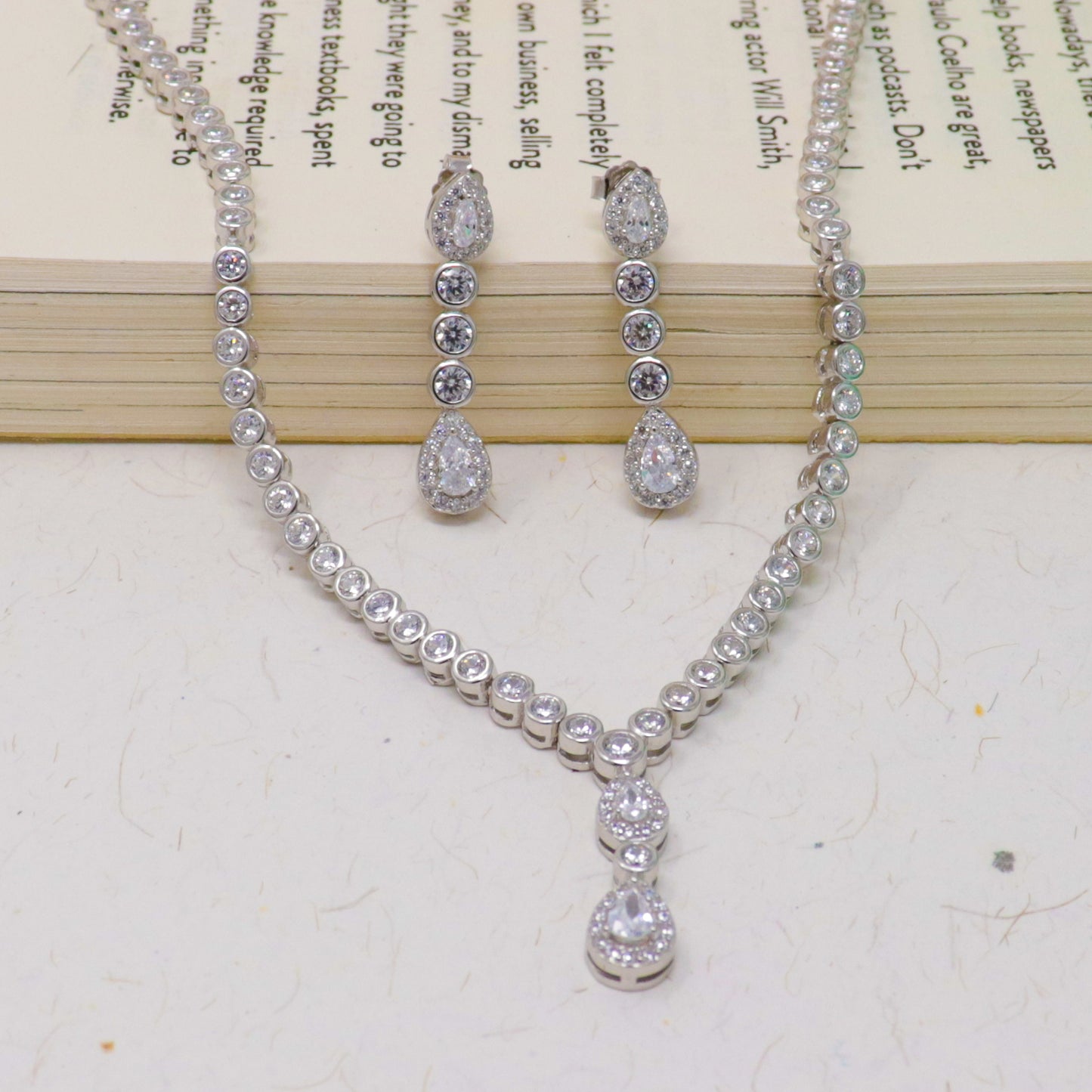 RADIANT REFLECTIONS NECKLACE WITH EARING